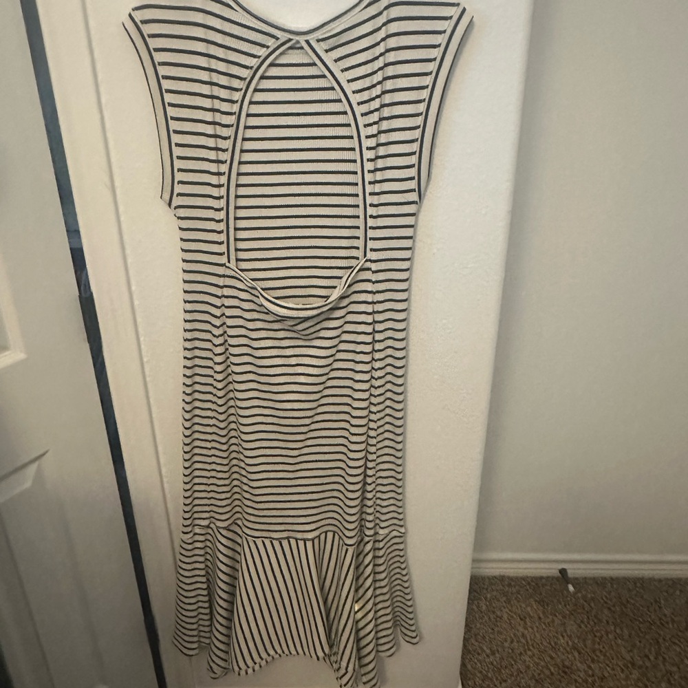 Elegant Striped Sleeveless Midi Dress - Picture 2 of 3